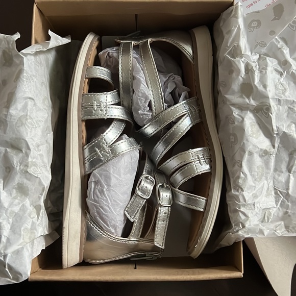 Hanna Anderson Vera2 metallic silver gladiator sandals in box sz 13 - Picture 9 of 9